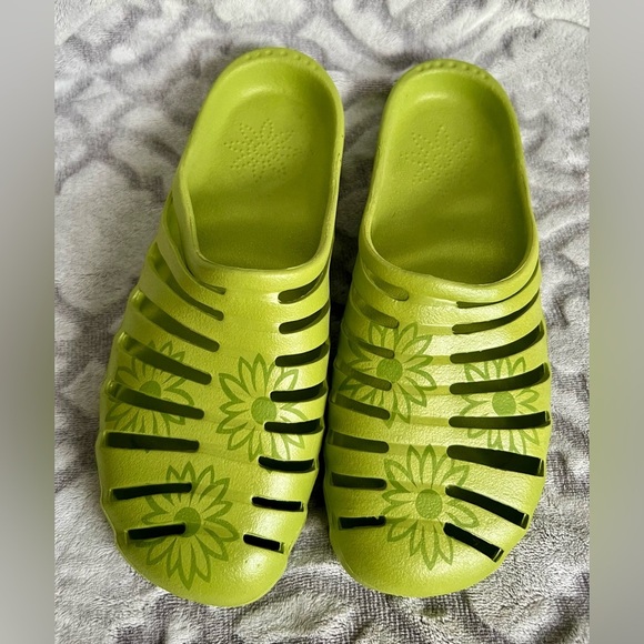 Midwest Quality Gloves Garden Clogs – Green Daisy Cutout – Size 7 - Picture 3 of 4